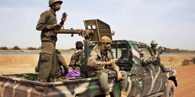Des soldats maliens sur la route de Diabali, le 26 janvier 2013.