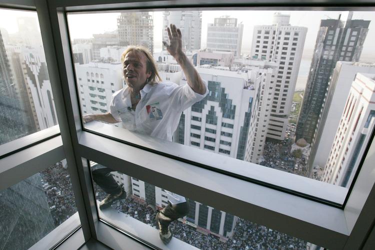 L'ascension politique d'Alain Robert, le "Spiderman français"