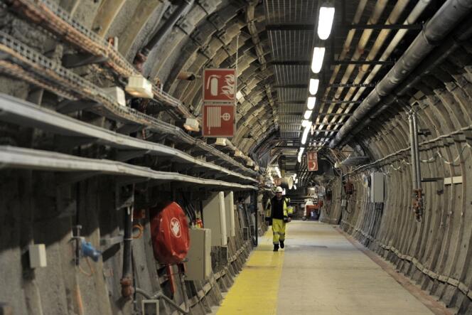 Dans le sous-sol de Bure (Meuse), 80 000 m3 de déchets radioactifs doivent être stockés dans 15 km2 de galeries.