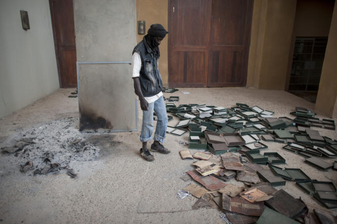Le 1er février 2013, bibliothèque Ahmed-Baba, à Tombouctou (Mali). Des islamistes ont brûlé ces manuscrits anciens, peu de temps avant la libération de la ville par les forces maliennes et françaises.