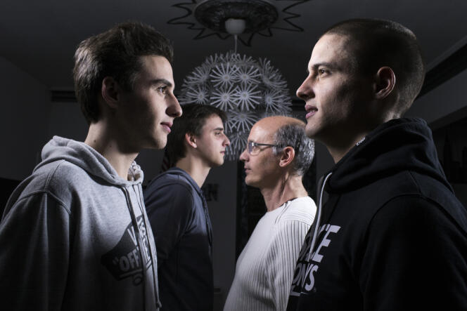 De gauche a droite :
Clément, 19 ans,
Matthieu, 25 ans,
Serge, le père de famille, et
Jean-Marc, l'aîné, 27 ans