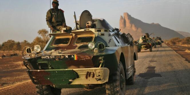 Des chars de l'armée malienne sur la route de Gao, le 4 février.