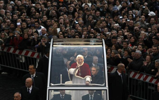 Le pape Benoît XVI, dans le centre de Rome, fin 2009.