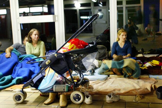 Des familles de demandeurs d'asile venues notamment de Tchétchénie, du Kosovo, dorment sur une passerelle de la gare Lyon-Perrache en 2002, faute de places en centre d'hébergement d'urgence.