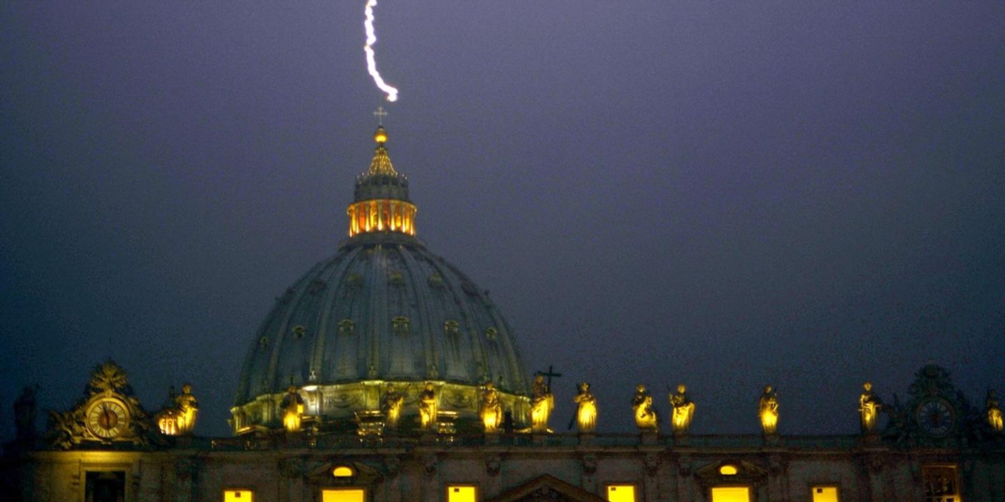 Quand La Foudre S Abat Sur Le Vatican Quand La Foudre S Abat Sur Le Vatican