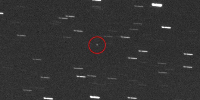 L’astéroïde 2012-DA 14, entouré par un cercle rouge.