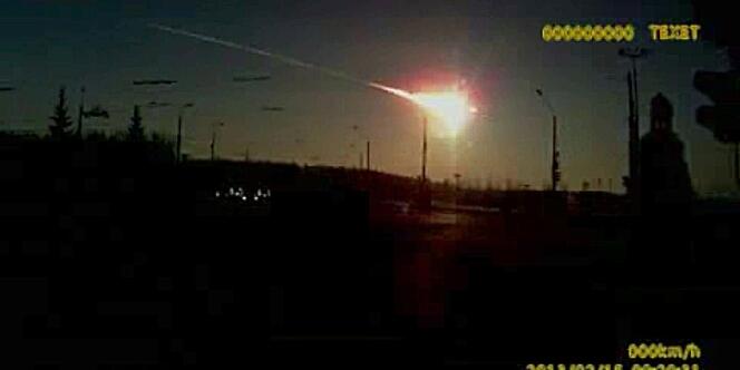 Une météorite estimée par des scientifiques russes à une dizaine de tonnes s'est désintégrée vendredi matin au dessus de la ville de Tcheliabinsk, une cité industrielle de plus d'un million d'habitants.