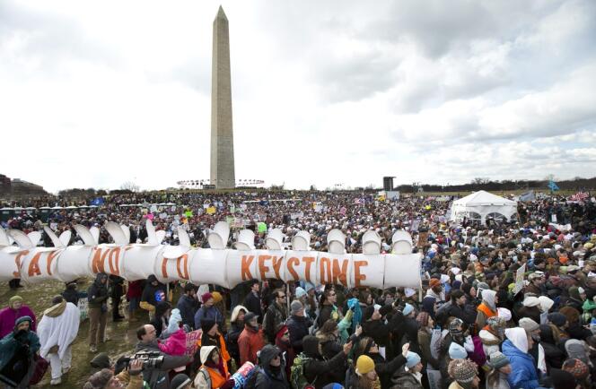 Sur le National Mall, à Washington, dimanche 17 février 2013, des milliers de militants écologistes disent 