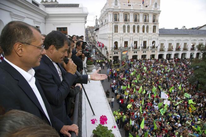 Rafael Correa s'adresse à ses partisans depuis le balcon du palais présidentiel de Quito, dimanche 17 février.