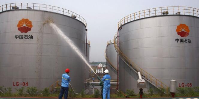 Un centre de stockage de pétrole, dans la province chinoise de Sichuan, en août 2010.