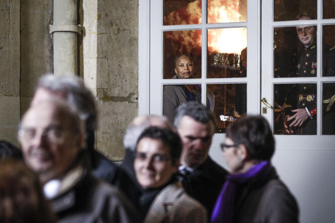 La garde des sceaux, Christiane Taubira, à Matignon, avec le jury de la conférence de consensus, mercredi 20 février.