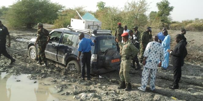 Des policiers camerounais à proximité du véhicule de la famille française, le 19 février 2013.