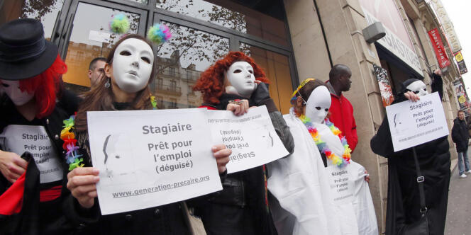 Manifestation du collectif Génération précaire, le 13 novembre 2012, sur les Champs-Elysées, à Paris.