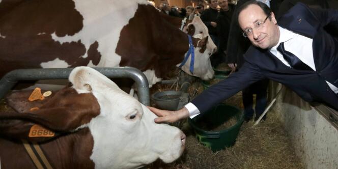 François Hollande a entamé sa visite au Salon de l'agriculture dès 7 heures du matin, samedi 22 février.