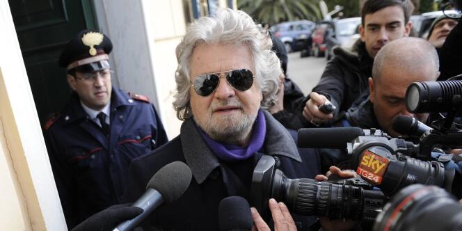 La liste de l'ancien comique Beppe Grillo (qui lui-même ne peut siéger au Parlement à cause d'une condamnation pour homicide involontaire après un accident de la route) va propulser 162 jeunes Italiens apolitiques, inconnus pour la plupart, sur les bancs de la députation.