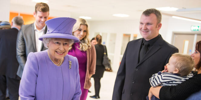 Le reine Elizabeth II accompagnée du duc d'Edimbourg visite un nouveau bâtiment du Royal London Hospital à Londres, le 27 février.