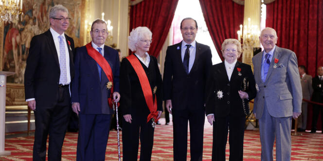 François Hollande aux côtés de Jean-François Guthmann, Pierre Daix, Marie-José Chombart de Lauwe, Andrée Gros et Daniel Cordier (de gauche à droite). 