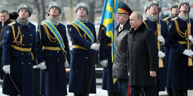 Le président Vladimir Poutine passe les troupes en revue, le 23 février à Moscou.