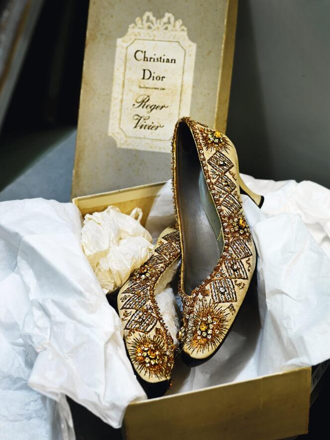Les souliers Dior portés par le mannequin Kouka en 1959 à Moscou, que la marque vient de lui racheter.