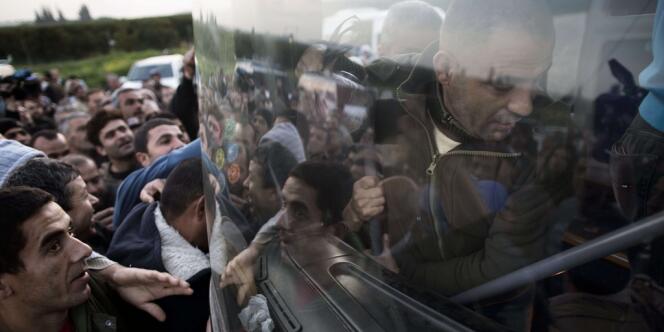 Des travailleurs palestiniens ont emprunté, lundi 4 mars, une nouvelle ligne de bus 