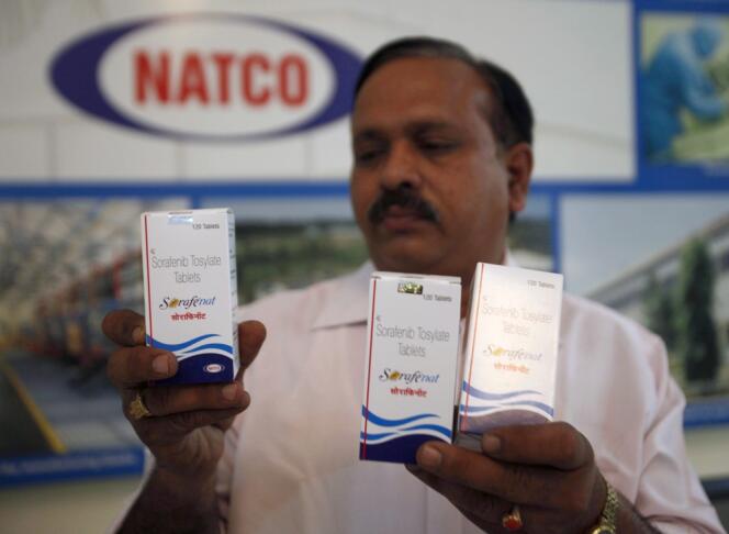 Un responsable de Natco Pharma montre les anticancéreux controversés, le 13 mars 2012 à Hyderabad.
