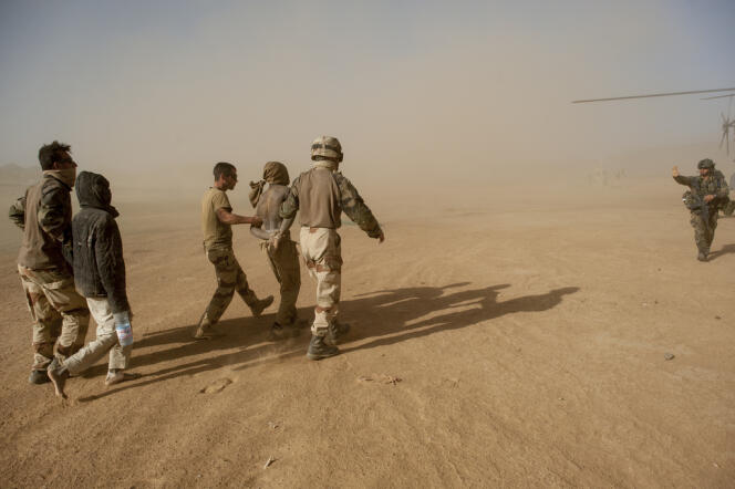 Des combattants djihadistes faits prisonniers par l'armée française, dans la vallée d'Amettetaï, au nord du Mali, le 5 mars.
