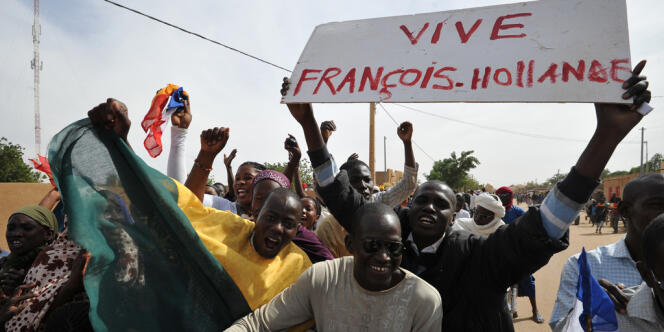 Des Maliens célèbrent l'arrivée des troupes nigériennes dans la ville d'Ansongo, au sud de Gao, le 29 janvier.