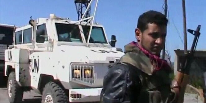 Image tirée d'une vidéo postée sur les réseaux sociaux, qui dit montrer un rebelle syrien devant un véhicule de l'ONU, à Jamla près du Golan, le 6 mars.