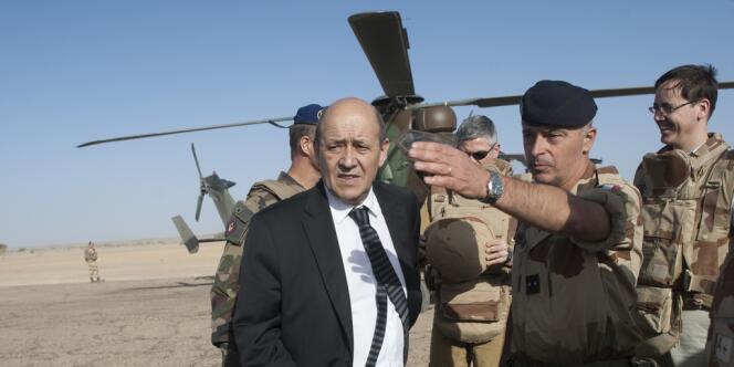 Le ministre français de la défense, Jean-Yves Le Drian, sur le tarmac de la base de Tessalit (Mali), le 7 mars 2013.
