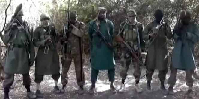 Des membres de Boko Haram, le 5 mars 2013. Au centre de la photo se trouverait le chef présumé de la secte islamiste, Abubakar Shekau. Son groupe est soupçonné d'avoir enlevé 20 femmes dans le nord-est du Nigéria.