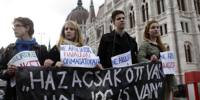 De jeunes manifestants bloquaient l'entrée du Parlement hongrois pendant le vote du nouvel amendement modifiant la Constitution, le 11 mars 2013.