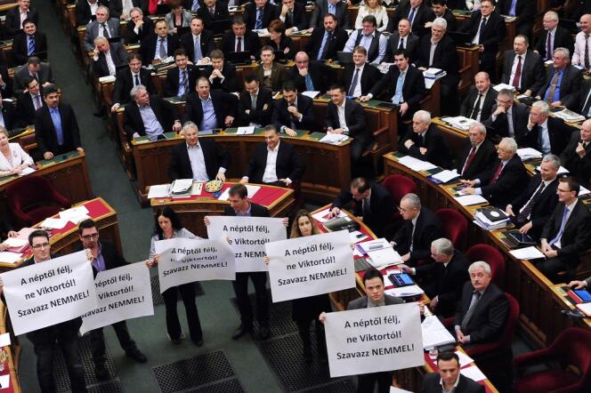 Lundi 11 mars, dans l’hémicycle du Parlement hongrois, à Budapest, des opposants ont manifesté contre le vote visant à amender la Constitution. 
