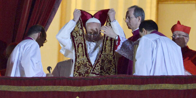 Le nouveau pape François au balcon de la basilique Saint-Pierre à Rome, le 13 mars.