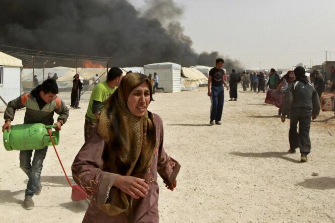 Des réfugiés syriens fuient après une explosion de gaz dans le camp de Al Zaatari, près de Mafraq, en Jordanie, le 8 mars.