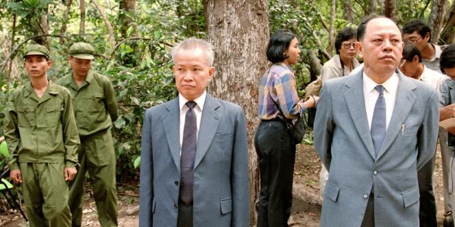 Ieng Sary, à droite, en 1985 dans le fief khmer rouge de Dong Rek, en compagnie de Khieu Samphan.