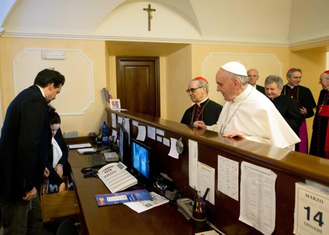 Le pape François règle sa note d'hôtel, le 14 mars à Rome, au lendemain de sa désignation en conclave comme successeur de Benoît XVI.