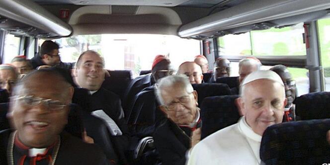 Le pape circule en minibus au Vatican, entouré de cardinaux, le 14 mars.