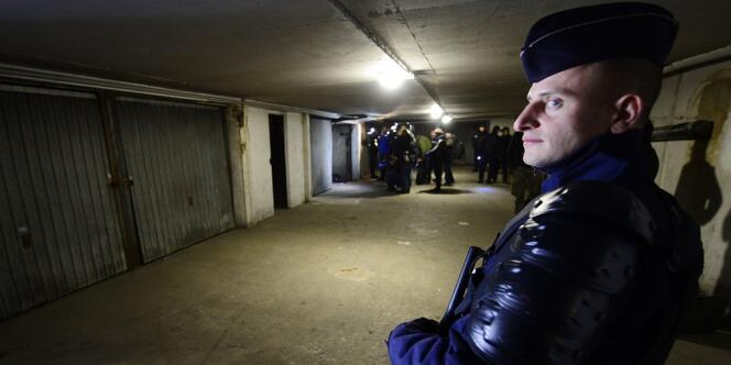 Un policier monte la garde pendant une opération de contrôle dans le quartier Air-Bel à Marseille, le 15 mars 2013.