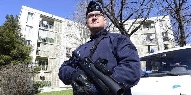 Un policier monte la garde pendant une opération de contrôle dans le quartier Air-Bel à Marseille, le 15 mars 2013.