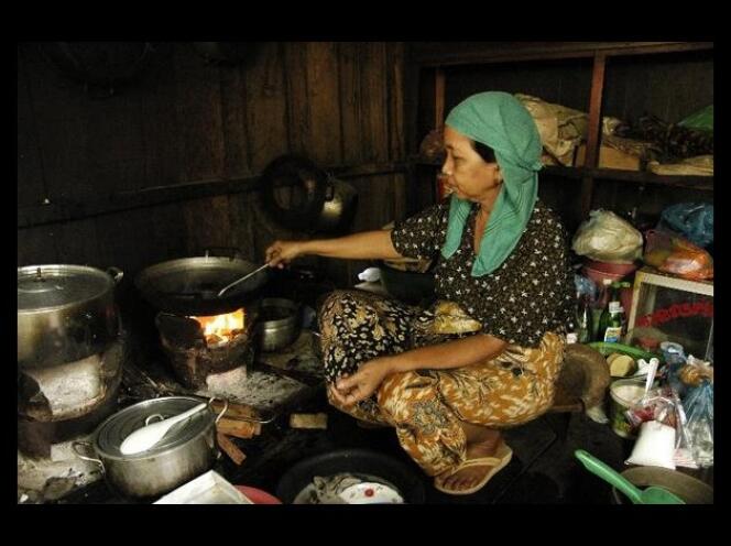 Une Cambodgienne dans sa cuisine, en 2007.
