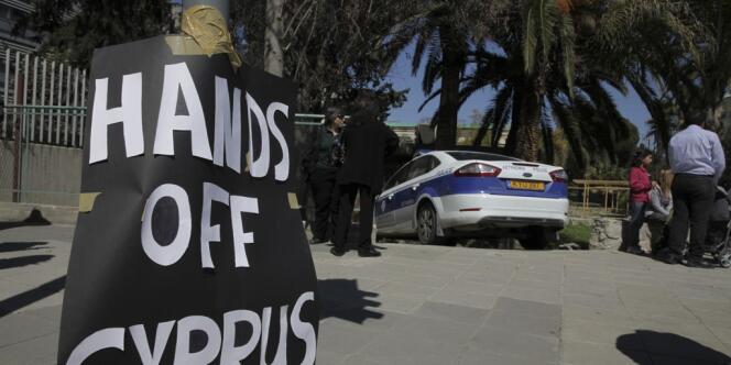 Devant le Parlement à Nicosie, où est débattu, lundi 18 mars, le plan de sauvetage controversé qui prévoit un prélèvement direct sur les comptes bancaires des Chypriotes.