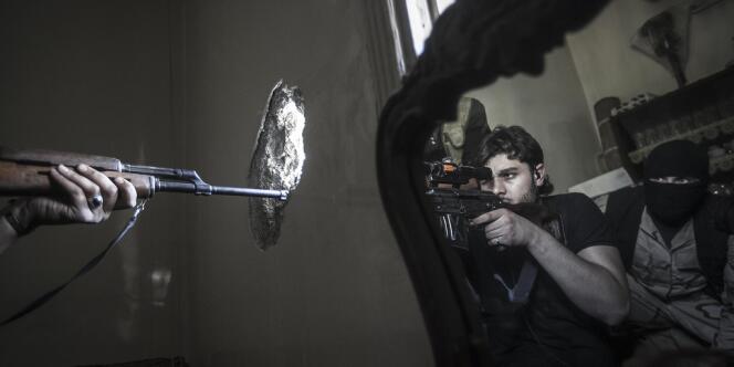 Rebelles en embuscade à Jedida, dans le district d'Alep (Syrie), le 29 octobre 2012.