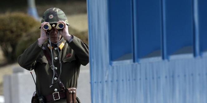 Un soldat nord-coréen surveille le Sud, à Panmunjom, à la frontière entre les deux Corées, le 19 mars.