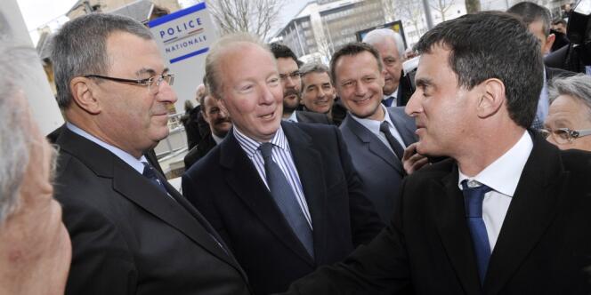 Manuel Valls, ministre de l'intérieur, et Brice Hortefeux, l'un de ses prédécesseurs place Beauvau, le 25 mars lors de l'inauguration d'un commissariat à Clermont-Ferrand.