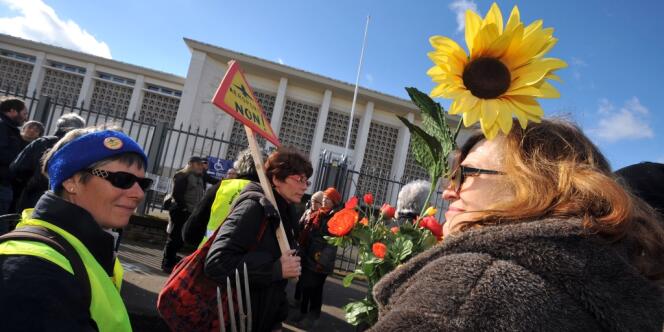 Des opposants au projet d'aéroport, devant le tribunal de Saint-Nazaire (Loire-Atlantique), le 20 mars. 