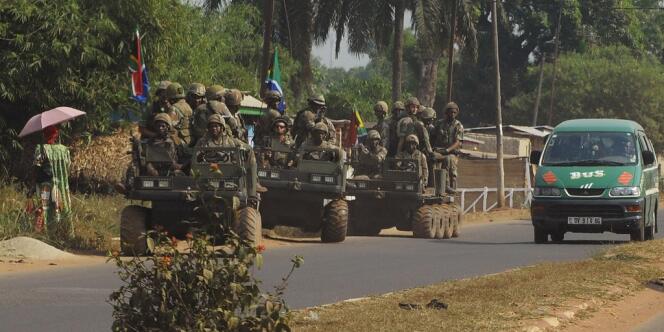 Soldats sud-africains en patrouille dans Bangui, le 10 janvier.