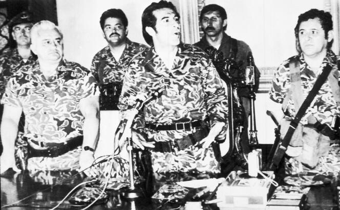 Le 23 mars 1982, le général Efrain Rios Montt (au centre) donne une conférence de presse à Guatemala après le coup d'Etat qu'il mena avec le général Horacio Maldonado Shad (à gauche) et le colonel Luis Frandisco Gordillo (à droite).