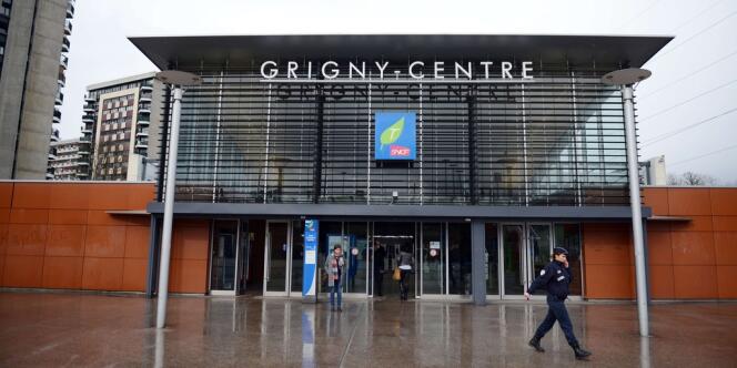Quinze jeunes de 16-17 ans, soupçonnés d'avoir participé à l'agression du RER D en gare de Grigny (Essonne), samedi 16 mars, ont été interpellés et placés en garde à vue, mercredi 27 mars.
