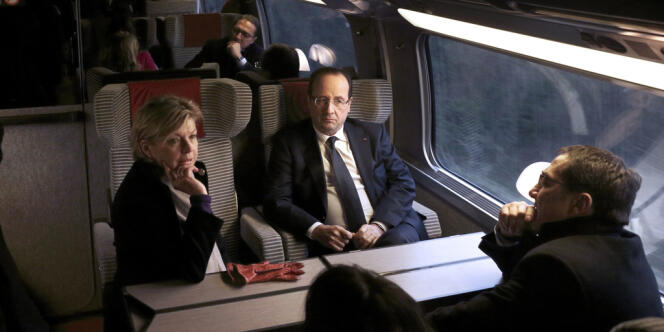 François Hollande, accompagné de Sylvie Hubac et de Faouzi Lamdaoui, membres de son cabinet, le 12 mars, au retour d’un déplacement officiel à Dijon.