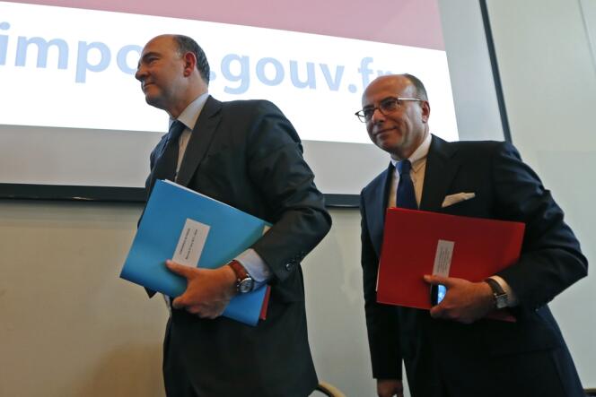 Pierre Moscovici, ministre de l'économie, et Bernard Cazeneuve, ministre du budget, le 27 mars à Bercy.